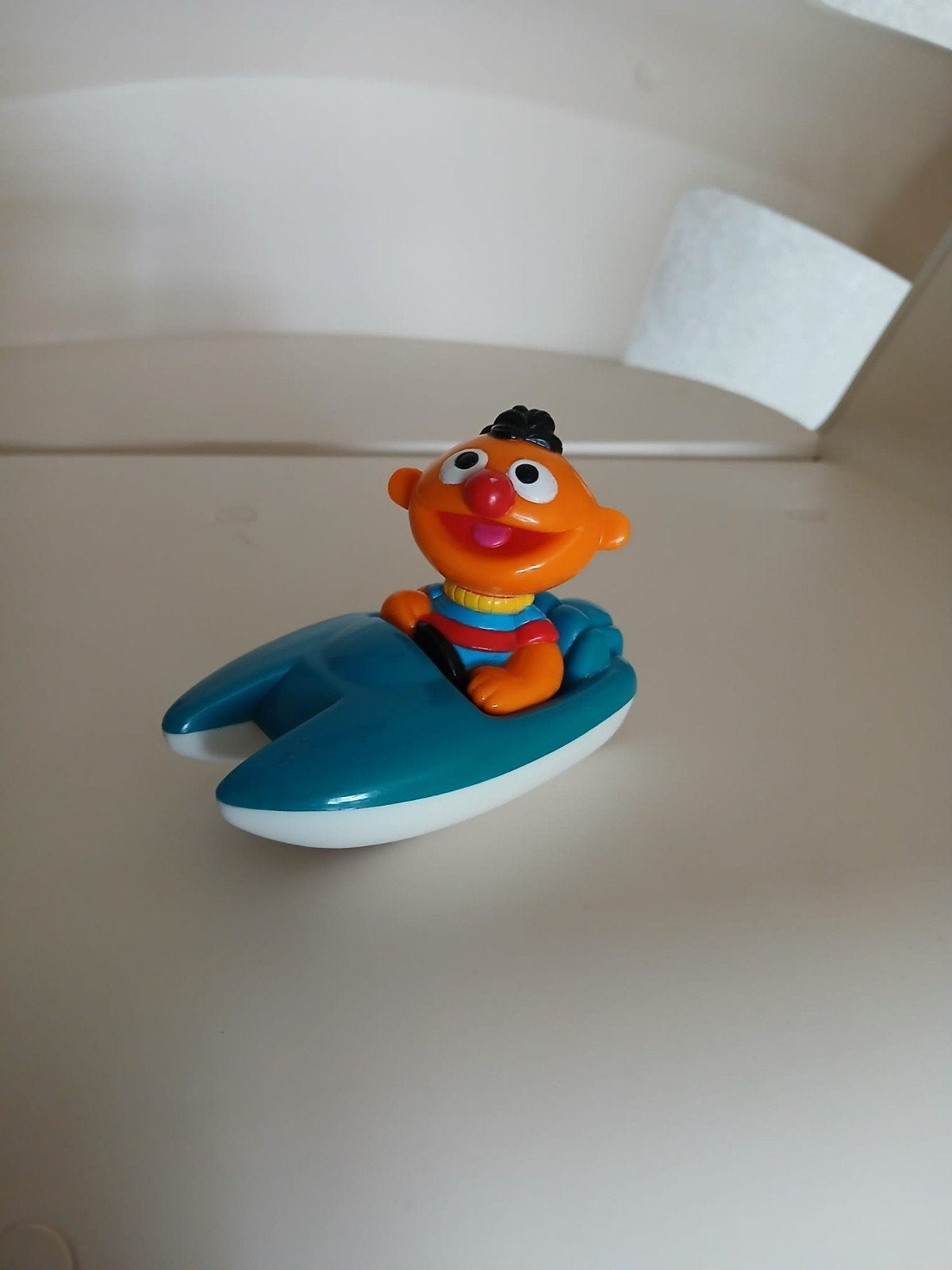 Sesamstraat Ernie in bootje, Verzamelen, Poppetjes en Figuurtjes, Ophalen of Verzenden, Zo goed als nieuw