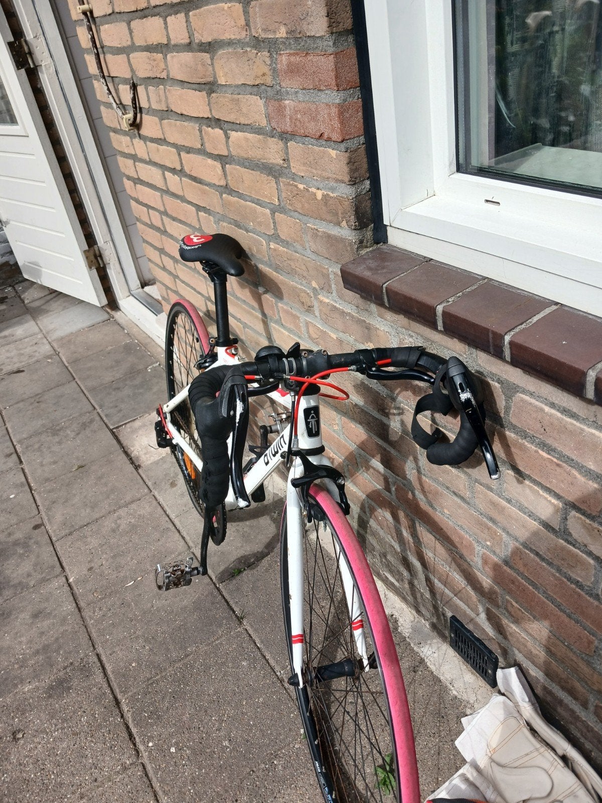 Btwin racefiets wit met roze banden, Fietsen en Brommers, Overige merken, 28 inch, Gebruikt, 10 tot 15 versnellingen