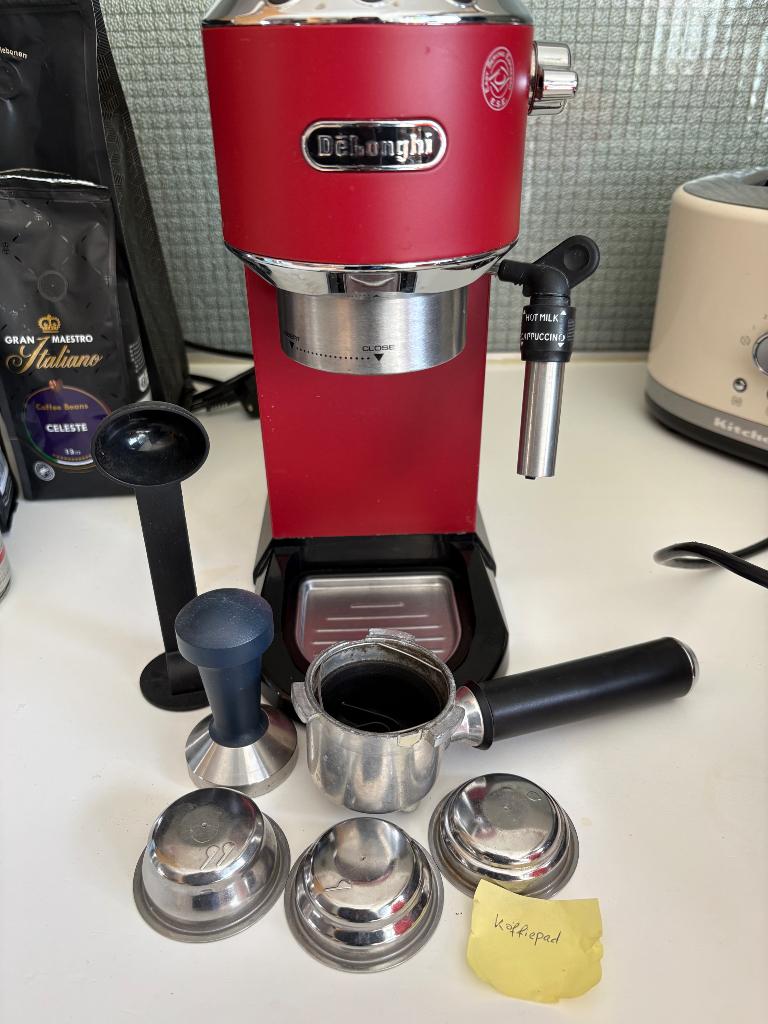 De'Longhi - Dedica Style EC685.R - Pistonmachine - Rood, Ophalen, Gebruikt, Espresso apparaat, Gemalen koffie