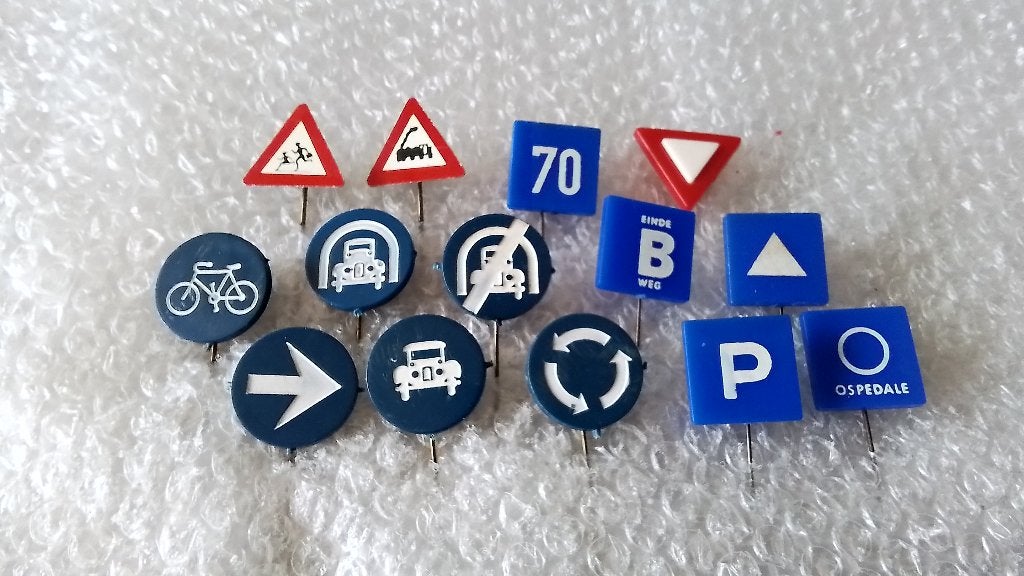 14 verschillende speldjes verkeersborden, Ophalen of Verzenden, Zo goed als nieuw, Overige onderwerpen