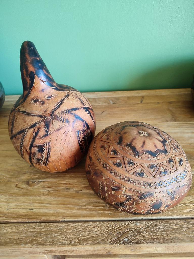Peru volkskunst: 2 prachtig gegraveerde kalebassen. Setpijs!, Antiek en Kunst, Kunst | Niet-Westerse kunst, Verzenden