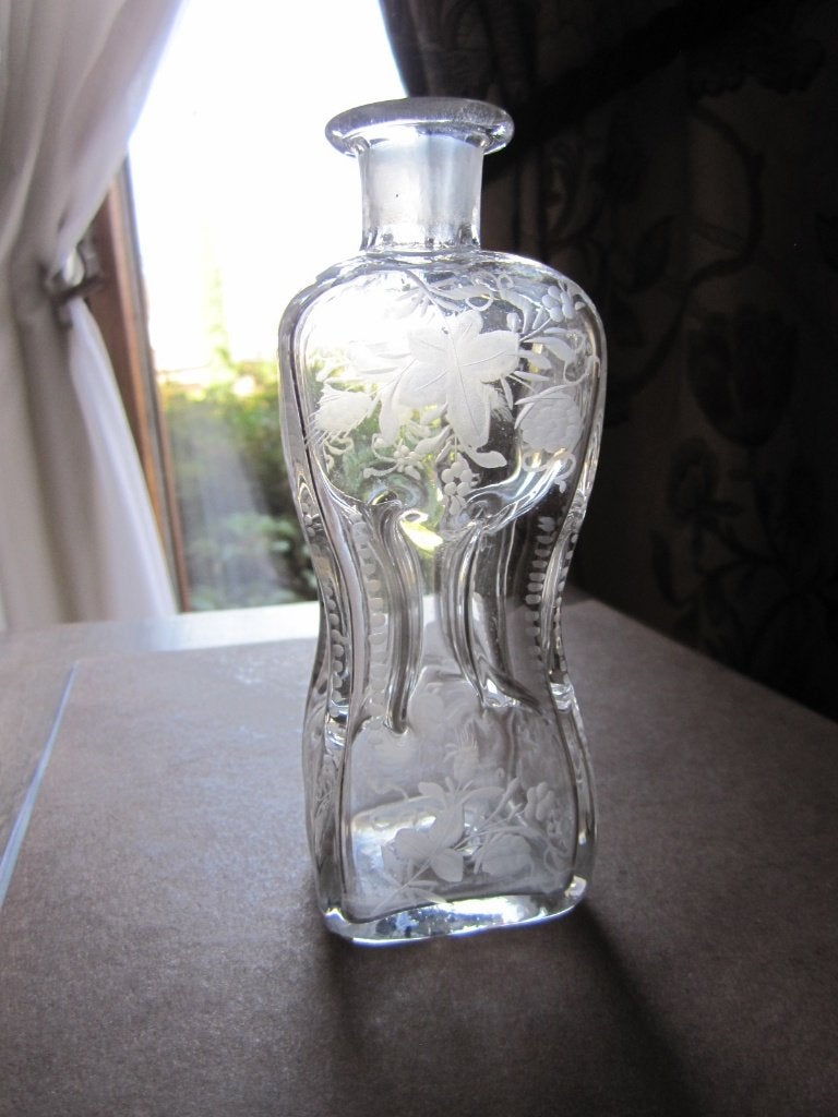 Antieke gegraveerde kluk kluk of Kutrolf decanter, Verzenden