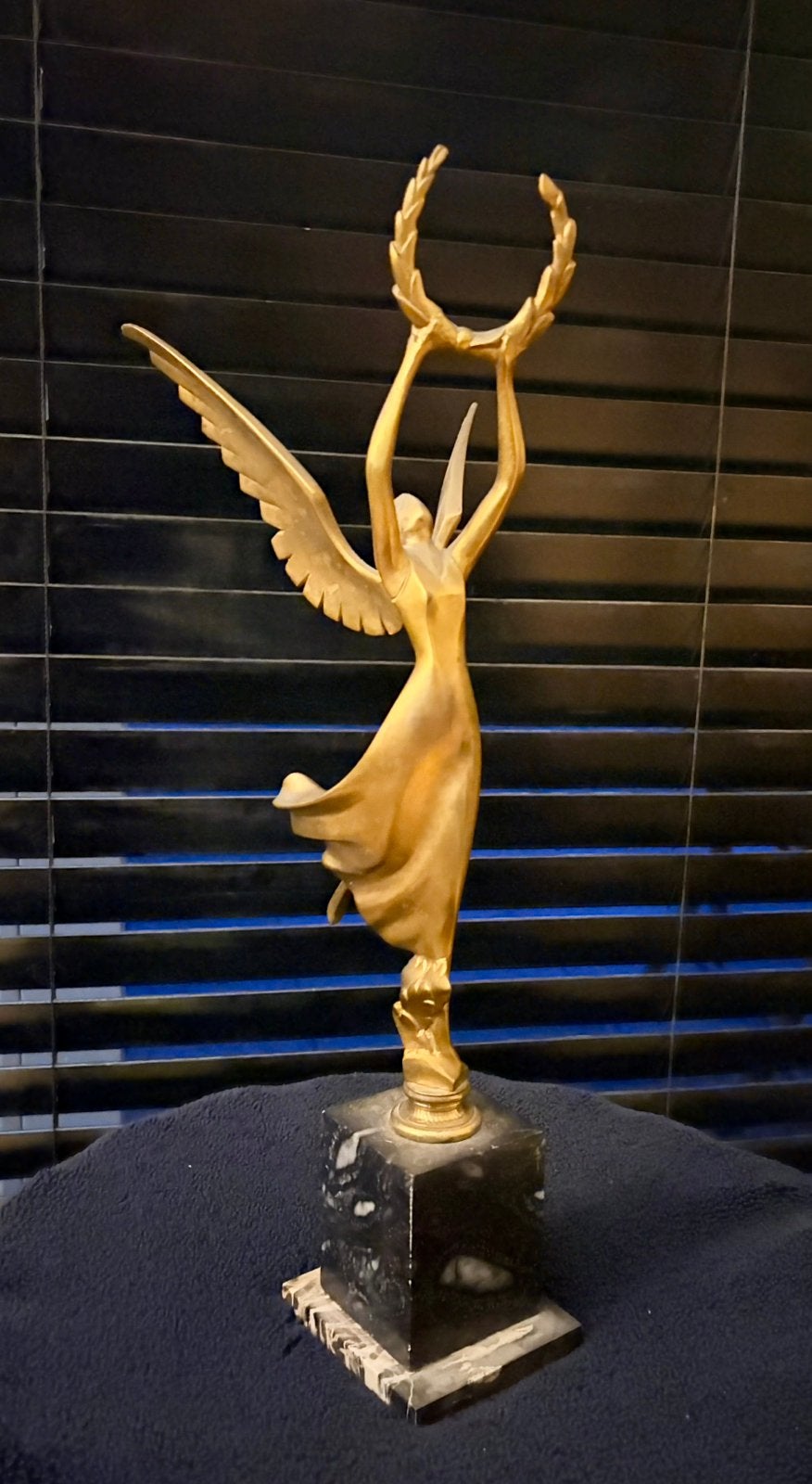 Bronzen beeld met marmeren voet van de Griekse godin Niké, Antiek en Kunst, Ophalen of Verzenden, Brons