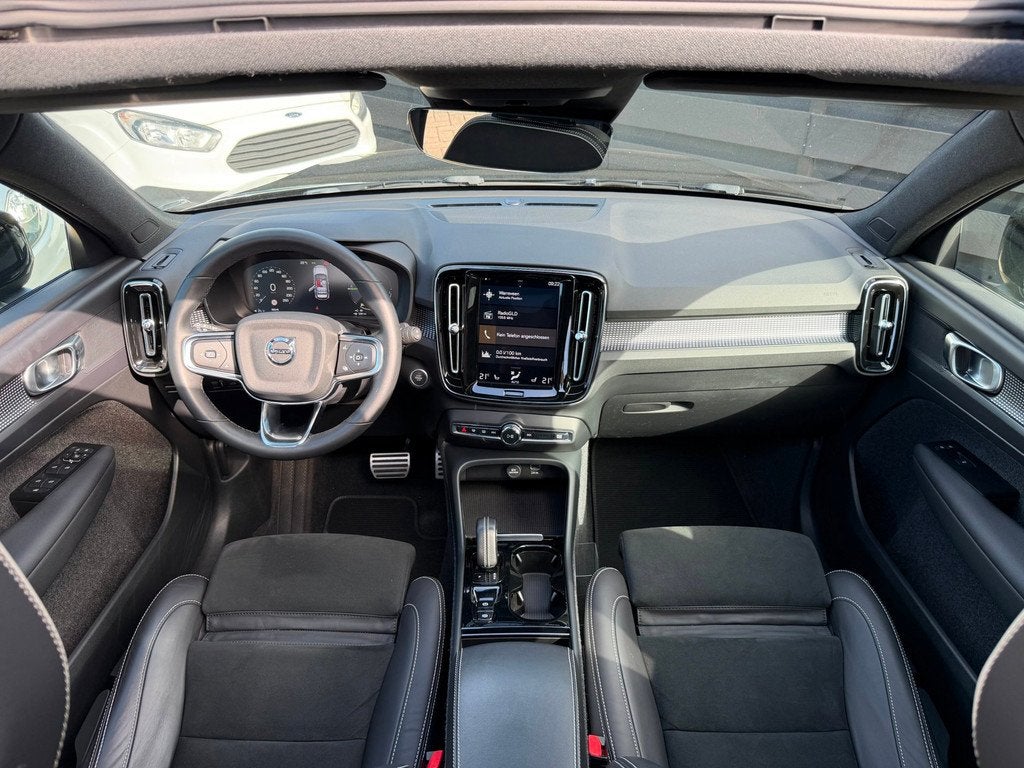 Volvo XC40 1.5 T4 Recharge R-Design I PANO I Leder I Camera, Auto's, Volvo, Zwart, Zwart, Bedrijf, Hybride Elektrisch/Benzine