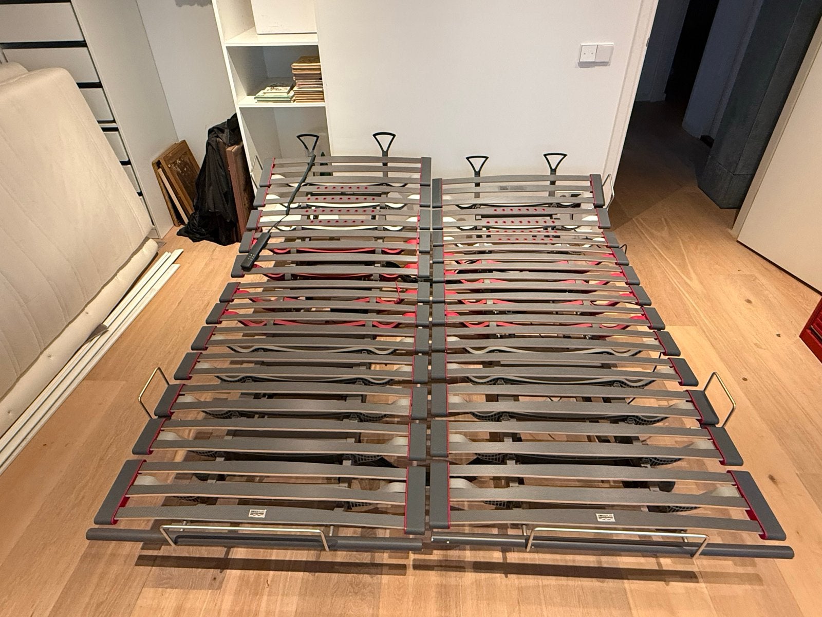2x Swiss Flex  90x200 bed, 1x elektrisch, 1x handmatig, Ophalen, 90 cm, Tweepersoons, 200 cm