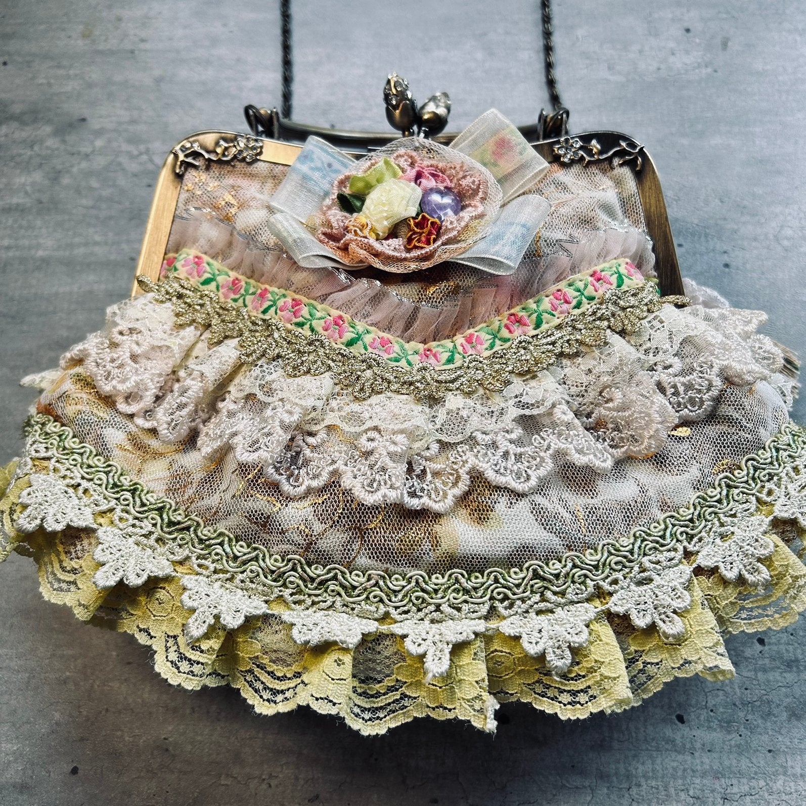 handgemaakte "shabby chic" Victoriaanse tas, kanten ruches, Schoudertasje, Ophalen of Verzenden, Zo goed als nieuw, X