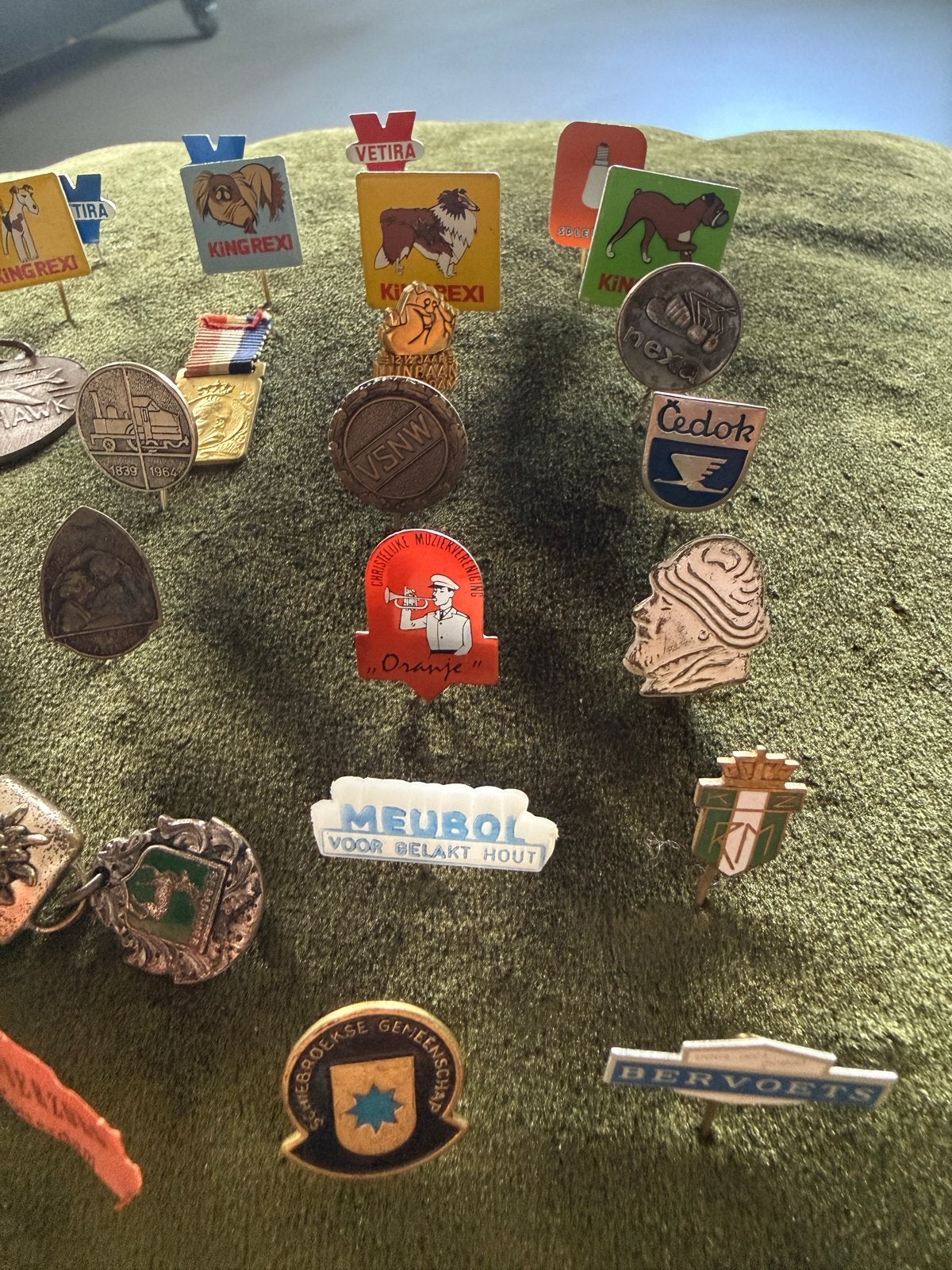 27 Vintage Speldjes/Pins - Diverse Onderwerpen, Verzamelen, Ophalen of Verzenden, Gebruikt, Dier of Natuur, Speldje of Pin