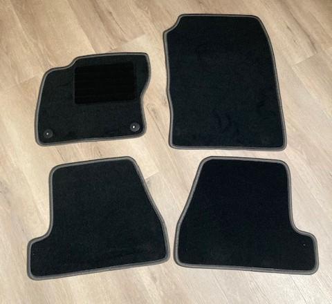 Mattenset voor een Ford Focus Type 3, Auto-onderdelen, Info@schoenek.de, Nieuw, Ophalen of Verzenden, Gabor-Schönek-Straße 1 -5, 93149 Nittenau