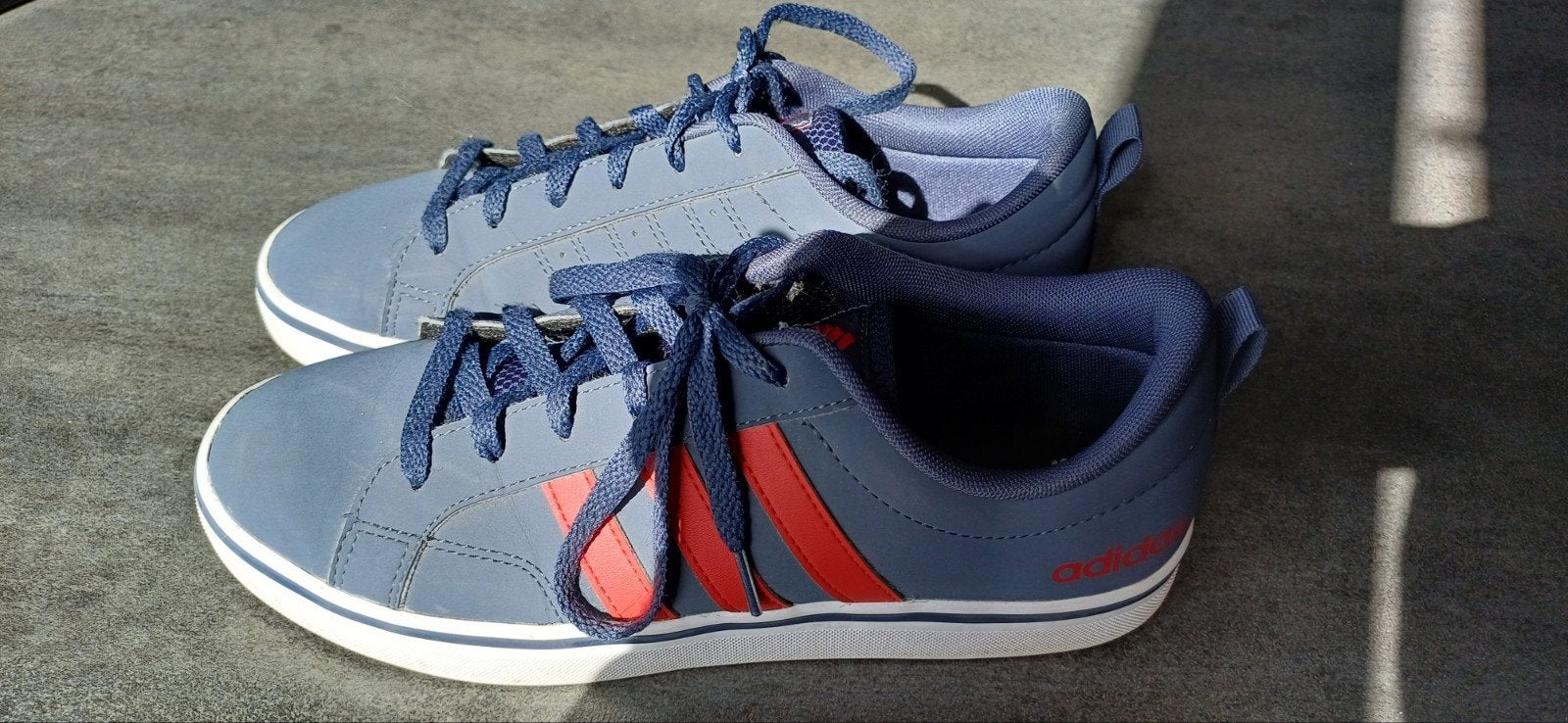 Adidas sneakers maat 41,5 - Blauw met rode strepen, Ophalen, Blauw, Adidas, Sneakers of Gympen