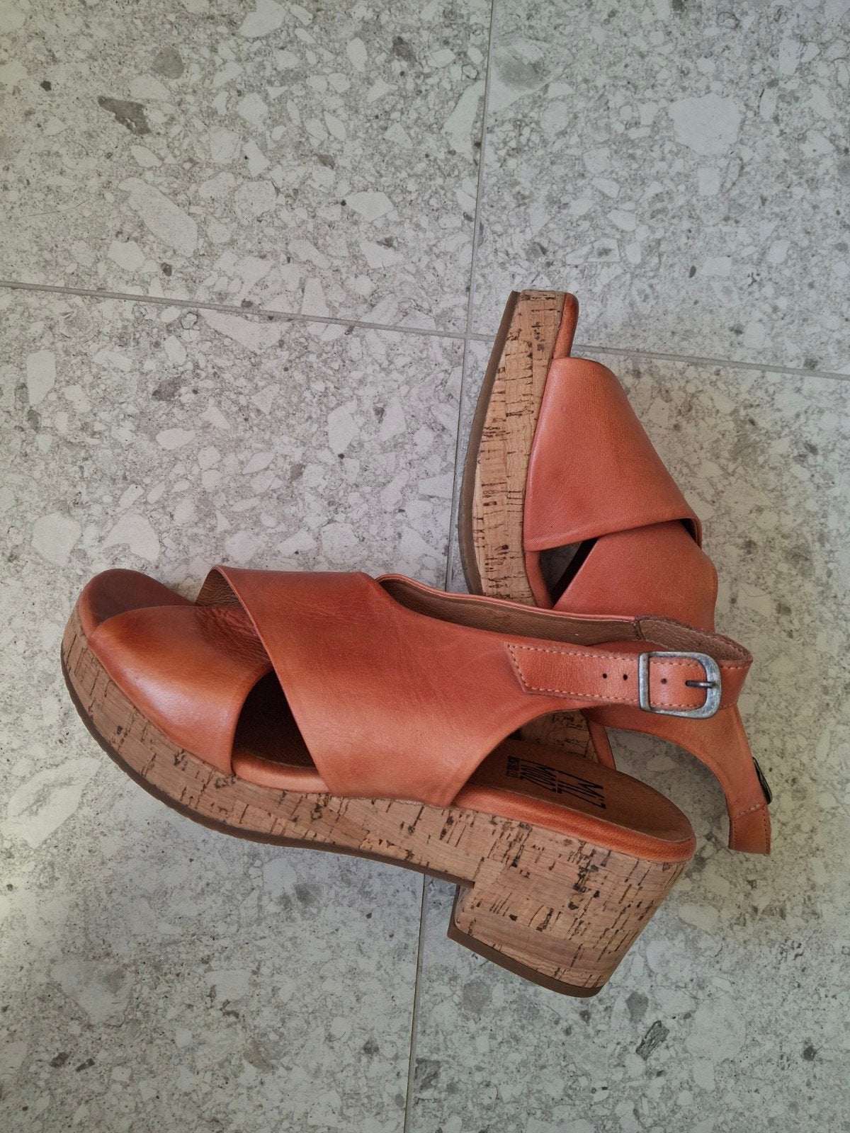 Miz Mooz retro look leren sandalen koraaloranje/ terracotta, Kleding | Dames, Schoenen, Ophalen of Verzenden, Nieuw, Sandalen of Muiltjes