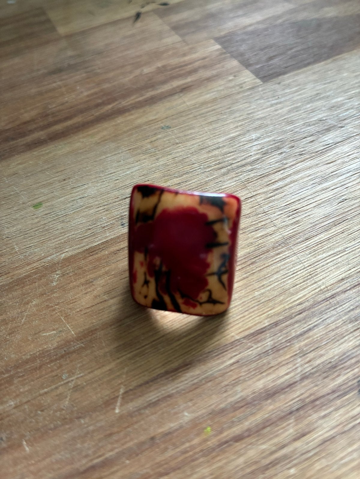 Opvallende rode ring van kunststof African Style 17, Sieraden, Tassen en Uiterlijk, Ringen, Kunststof, Gebruikt, Ophalen of Verzenden