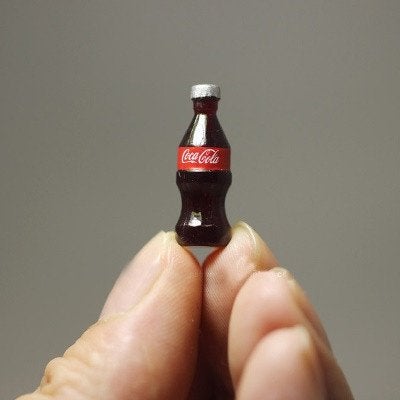 2 Flesjes Coca Cola, Verzamelen, Poppenhuizen en Toebehoren, Ophalen of Verzenden, Zo goed als nieuw, Poppenhuis