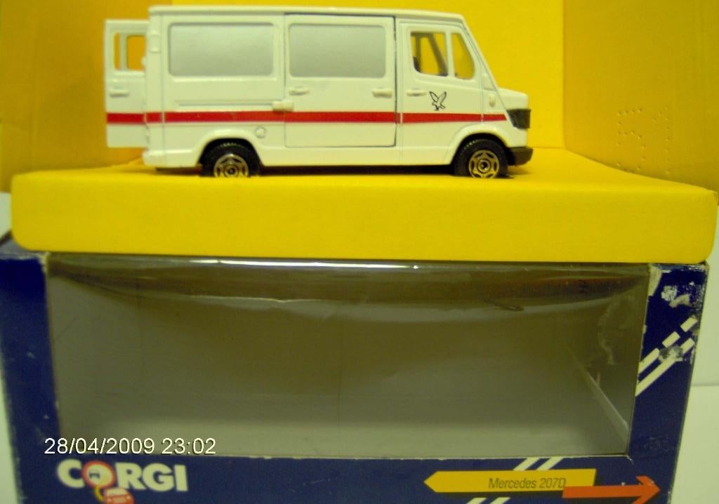 Corgi 1984 Mercedes 207D Bus Falck 10cm modelauto., Ophalen of Verzenden, Nieuw, Auto