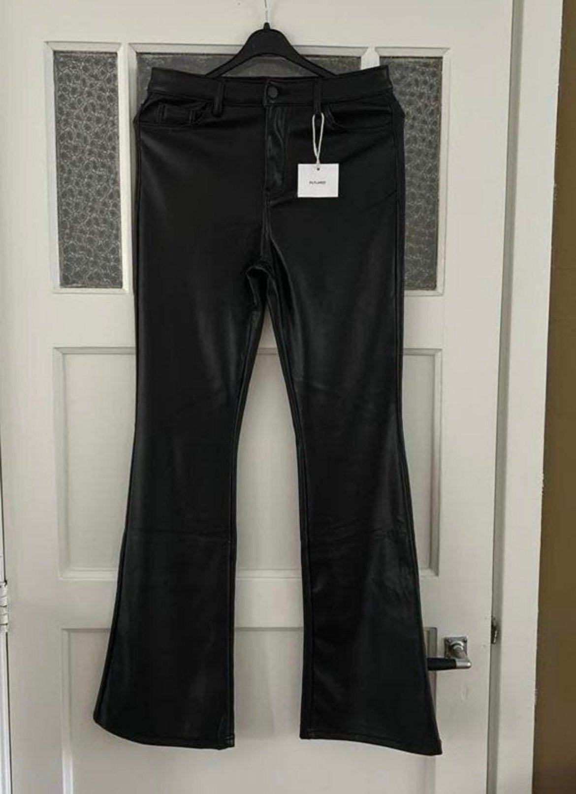 zwarte PU flared broek van Hello Miss maat XL, Kleding | Dames, Broeken en Pantalons, Zwart, Maat 42/44 (L), Nieuw, Ophalen of Verzenden