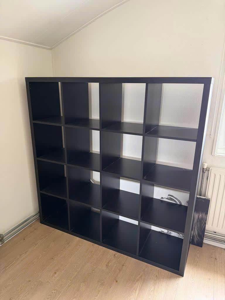 Zwarte vakkenkast 16 vakken, Ophalen, Met plank(en), Gebruikt, 100 tot 150 cm