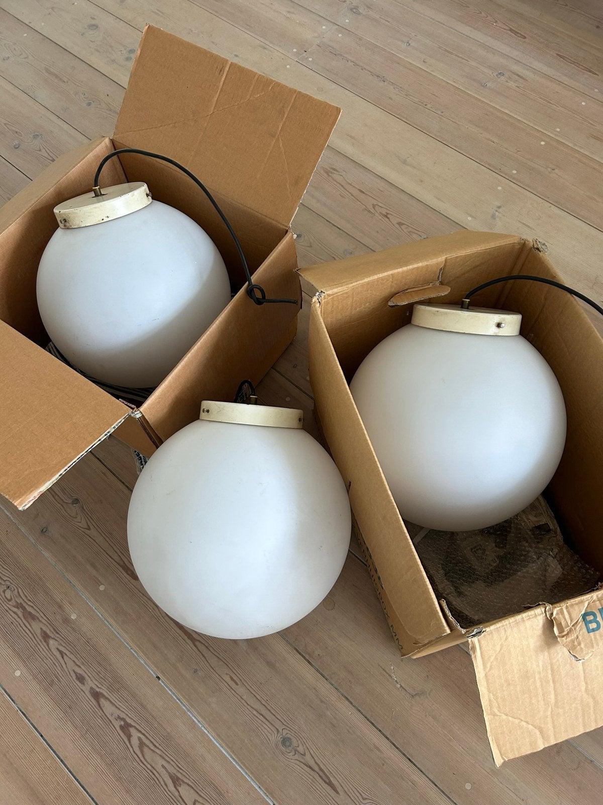 3 x Vintage Melkglazen bollampen, Ophalen, Zo goed als nieuw, E27 (groot), Led-lamp
