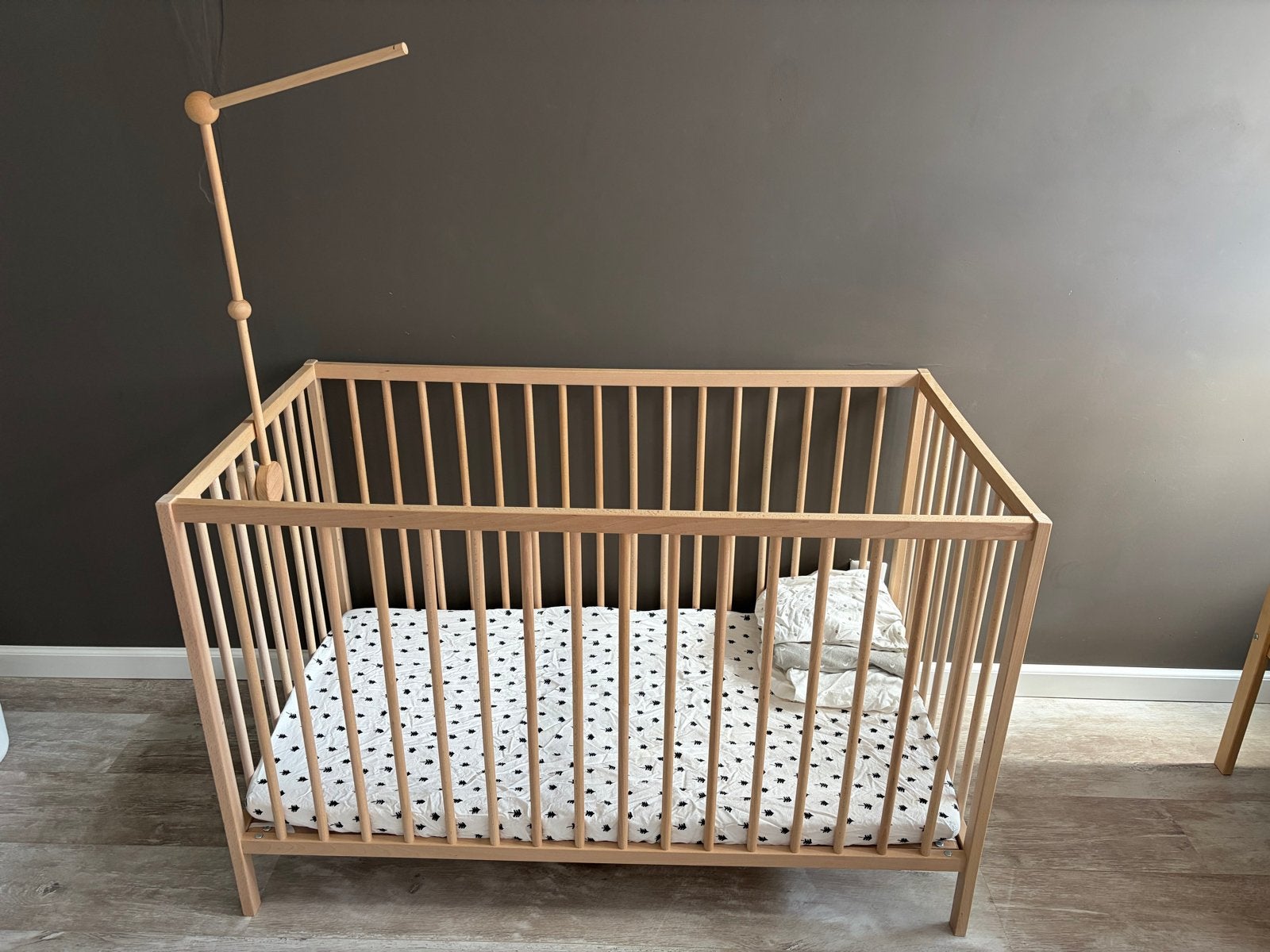 IKEA babybed - verstelbaar met matras en speelgoedhouder, Ophalen, Gebruikt, Minder dan 140 cm, Matras