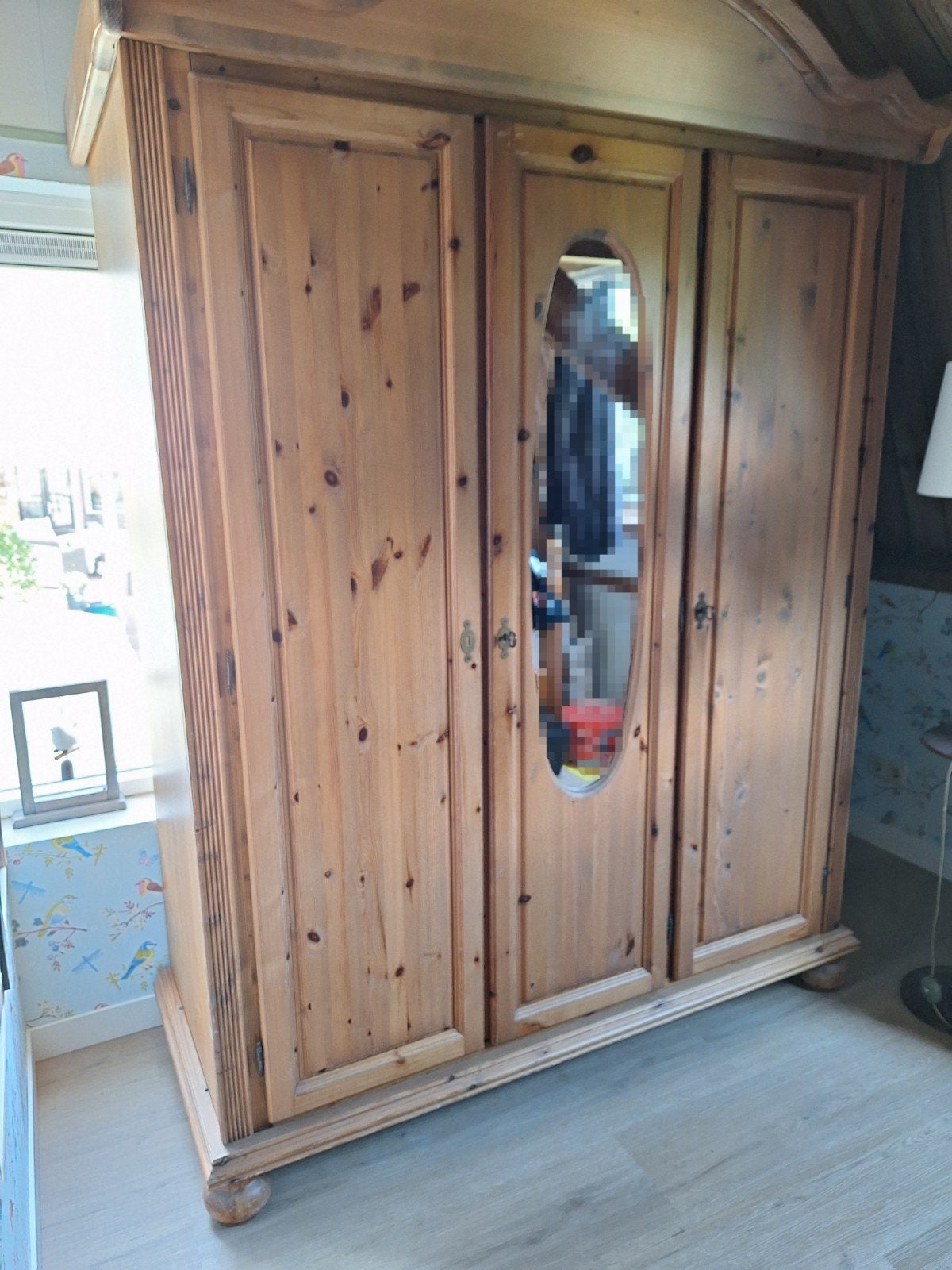 Mooie houten kledingkast met spiegel, hang- en leggedeelte, Ophalen, 50 tot 75 cm, Grenenhout, 200 cm of meer