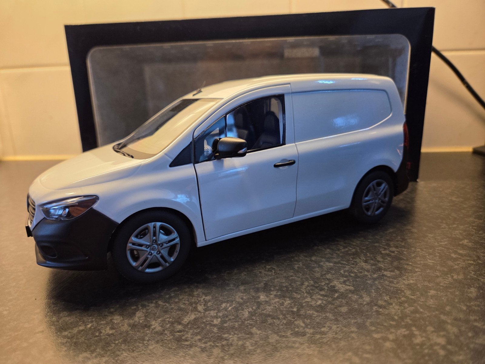 Mercedes Citan wit 1:18, Ophalen of Verzenden, Zo goed als nieuw, Auto, Overige merken