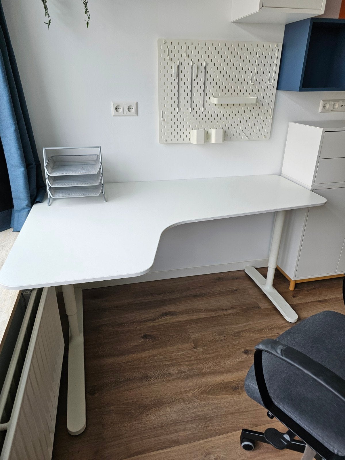 Modern wit hoekbureau,(IKEA BEKANT 160x110), Huis en Inrichting, Ophalen, Spaanplaat of MDF, Hoekbureau, In hoogte verstelbaar