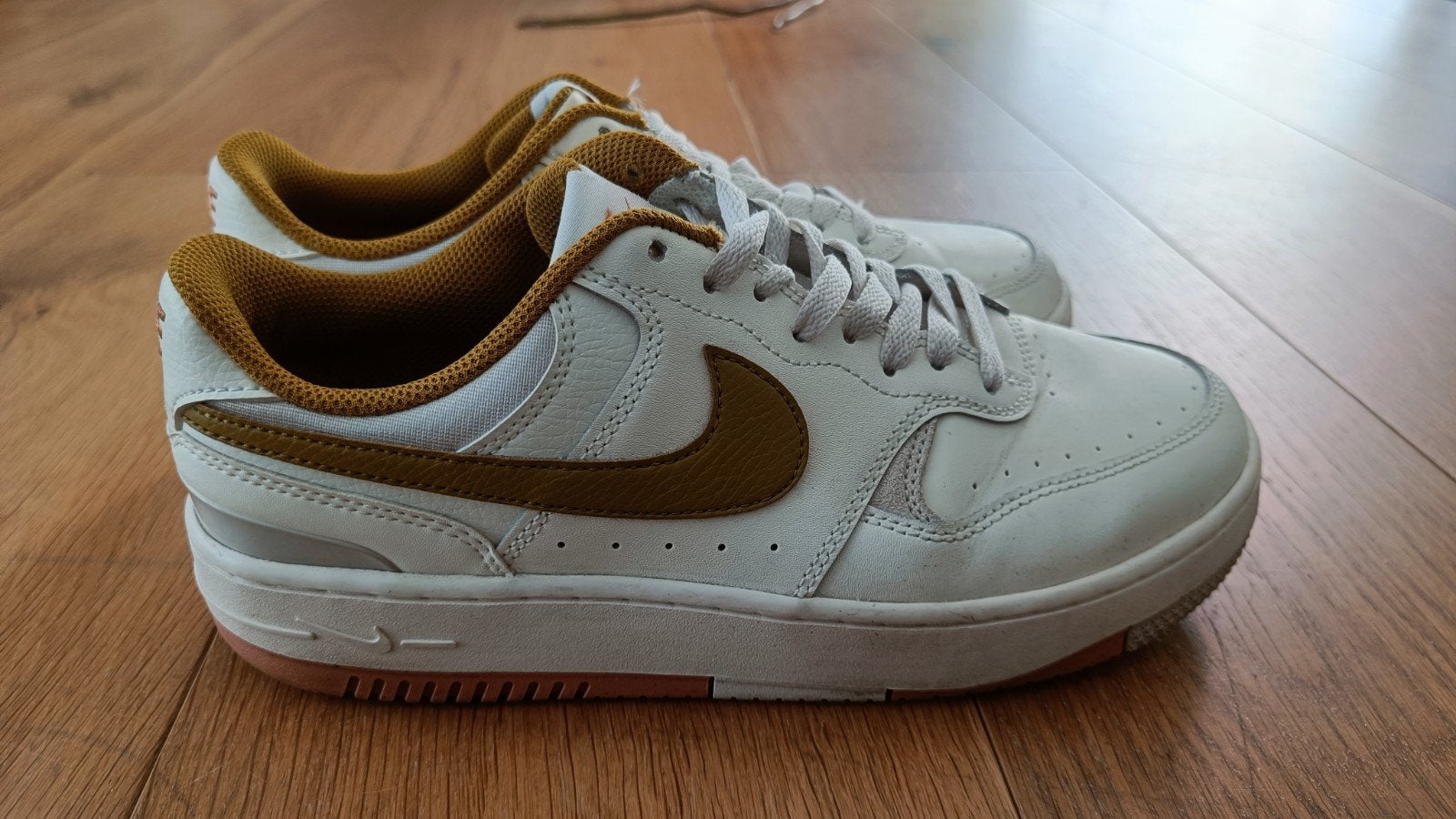 Nike Gamma Force sneakers, maar 41, wit met mosterdgeel, Ophalen of Verzenden, Zo goed als nieuw, Nike, Jongen of Meisje