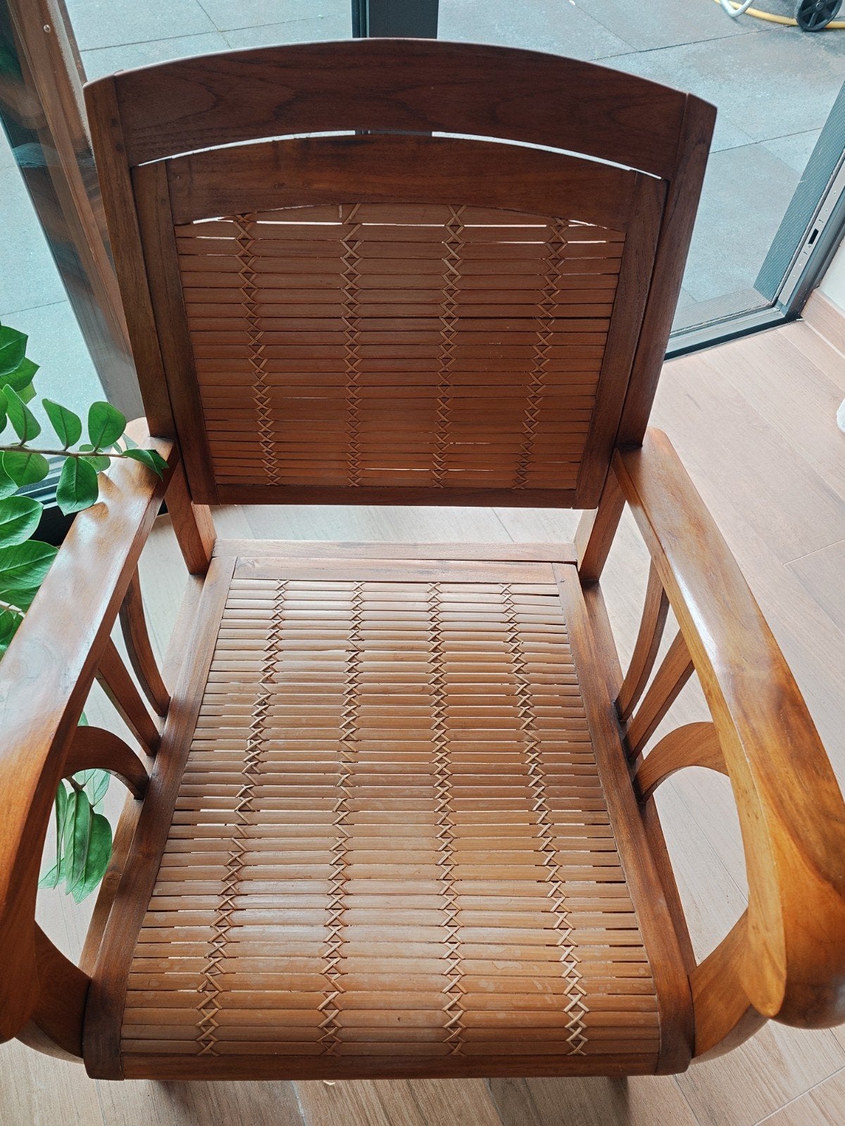 Vintage houten stoel met bamboe details, Huis en Inrichting, Stoelen, Gebruikt, Bruin, Vintage, Tropisch, Eén