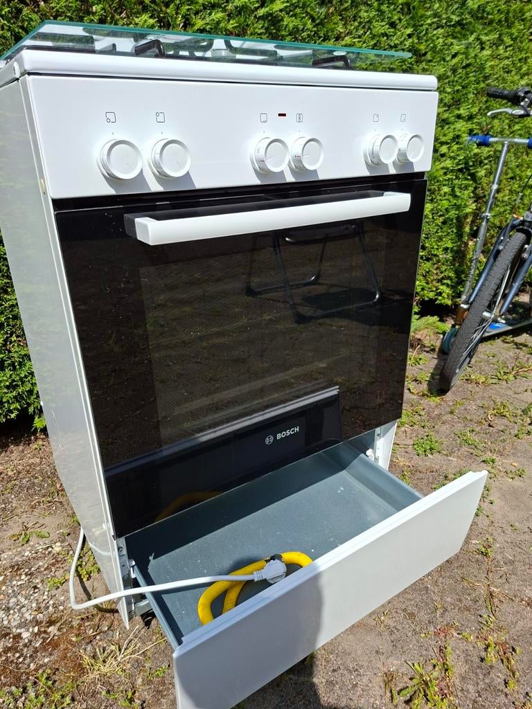 Bosch gasfornuis met oven en 4 kookzones, Ophalen, Gebruikt, Hete lucht, 60 cm of meer