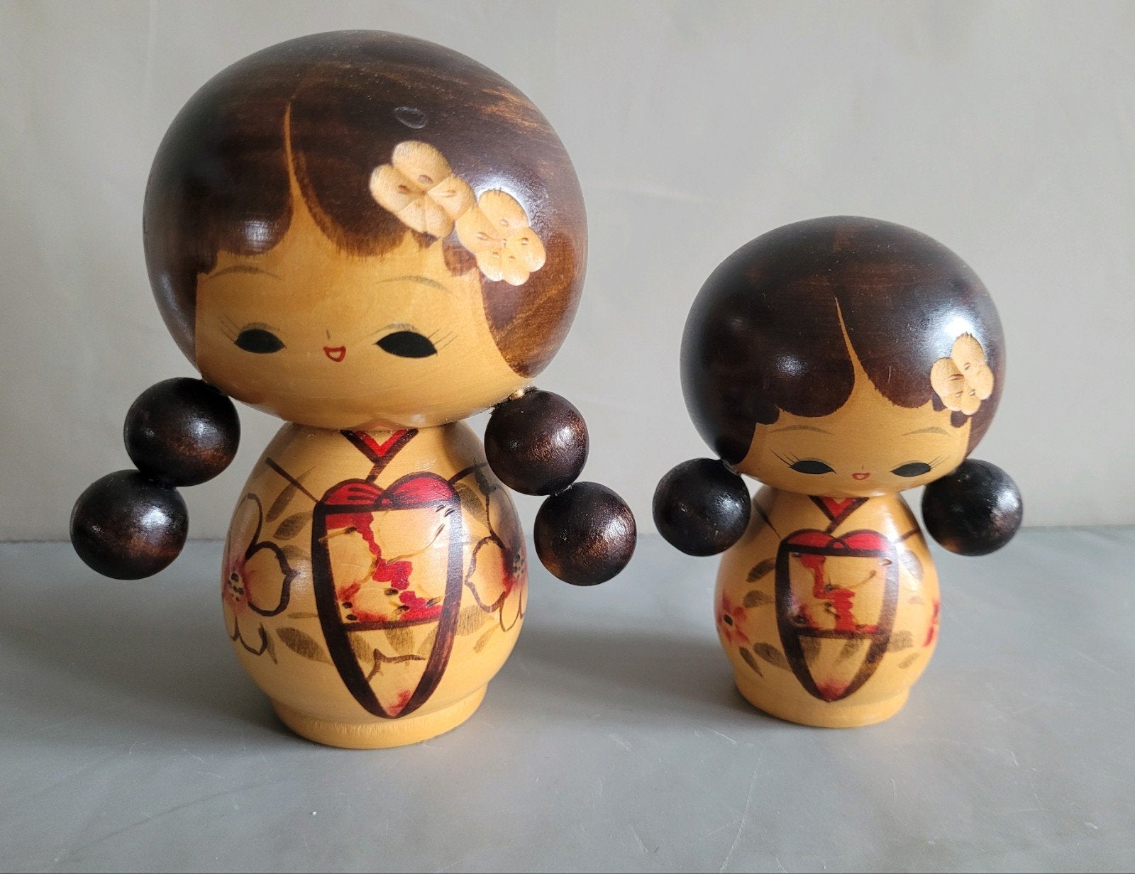 2 stuks Vintage Kokeshi Poppen -Hout, Antiek en Kunst, Kunst | Beelden en Houtsnijwerken, Overige onderwerpen, Minder dan 20 cm