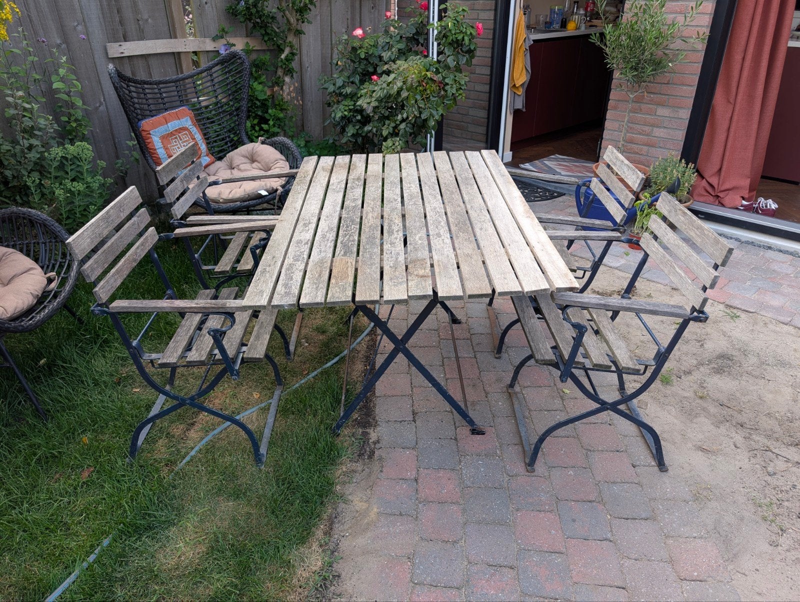 Brocante 4 persoons bistro tafel uit Frankrijk, Tuin en Terras, Tuinsets en Loungesets, Gebruikt, Eettafel, Hardhout, Tuinset