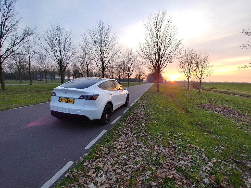 Tesla Model Y 2022 Wit, Automaat, Zwart, 23 min, 375 min