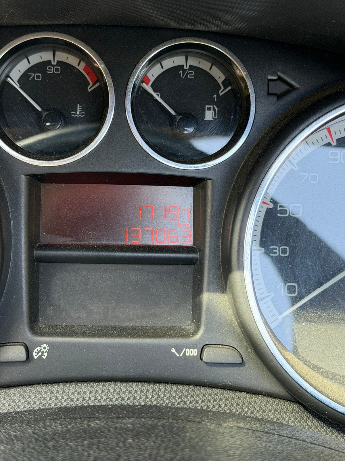 Foto 18 van Peugeot 308 1.6 VTI CC 2011 Wit facelift