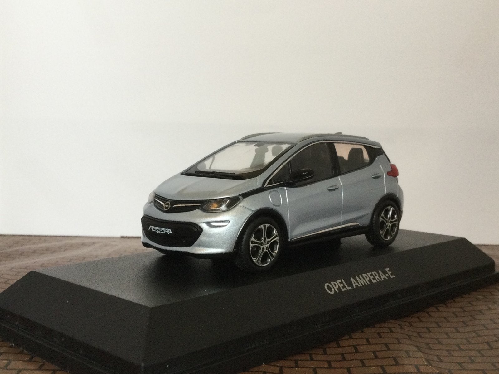 Opel Ampera-E 2016 Silver I-Scale 1:43, Ophalen of Verzenden, Nieuw, Auto, Schuco