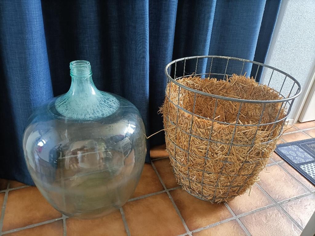 Brocante grote gistfles/wijnfles in ijzeren mand/korf. 70 L., Antiek en Kunst, Curiosa en Brocante, Ophalen of Verzenden