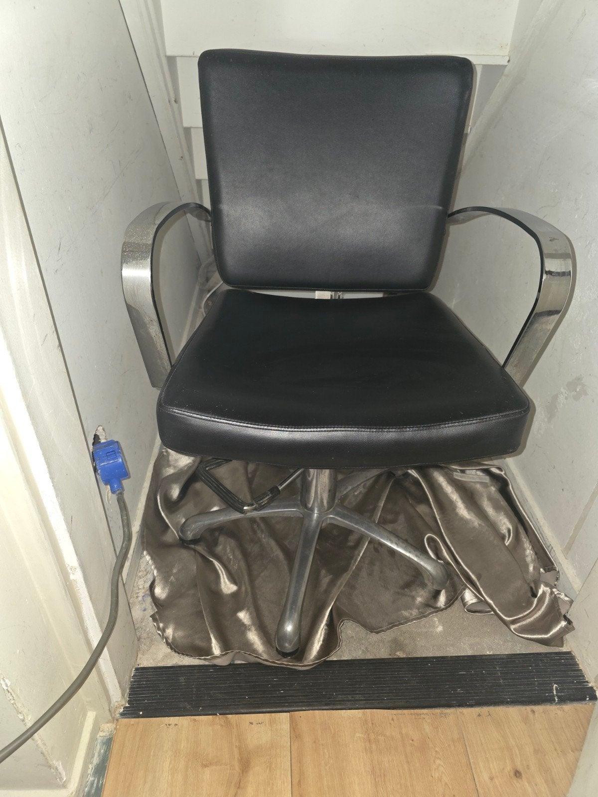 Zwarte kappersstoel met verstelbare hoogte, Huis en Inrichting, Stoelen, Ophalen, Gebruikt, Modern, Kappersstoel, Zwart