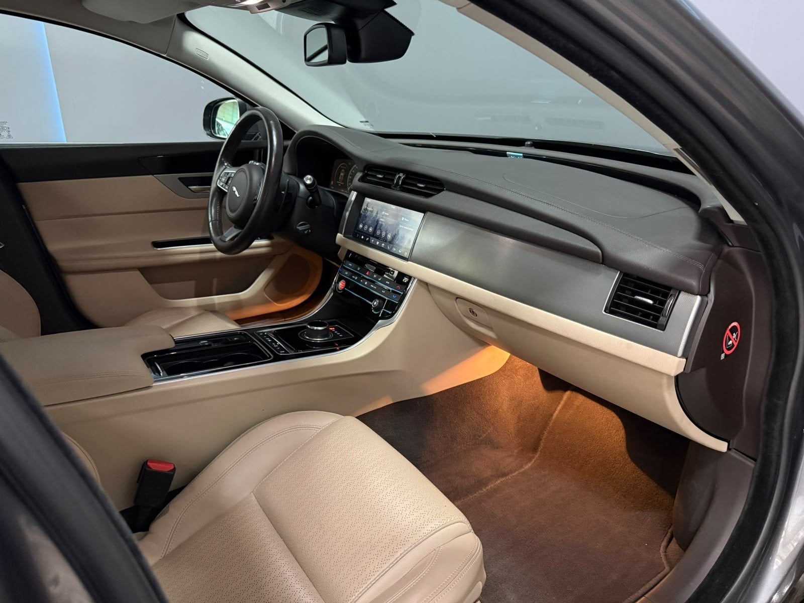 Jaguar XF 2.0d Portfolio volledig dealer onderhouden, Auto's, Automaat, Dealer onderhouden, Gebruikt, Euro 6