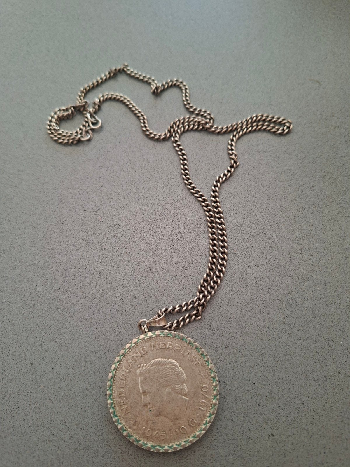 Zilveren ketting met munt hanger Juliana 1970, Met hanger, Gebruikt, Ophalen of Verzenden, Zilver
