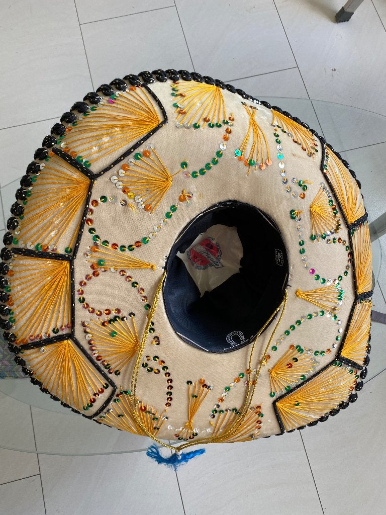 Twee Sombrero's: Geel (58x58cm) en Rood/Geel (50x50cm), Ophalen, Onbekend, Hoed, Nieuw