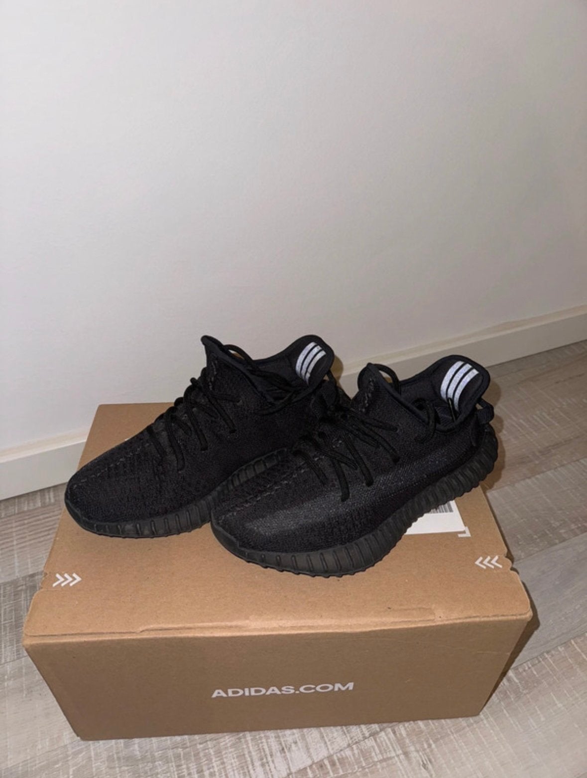 Originele zwarte Yeezy te koop, Kleding | Heren, Schoenen, Ophalen of Verzenden, Nieuw, Zwart