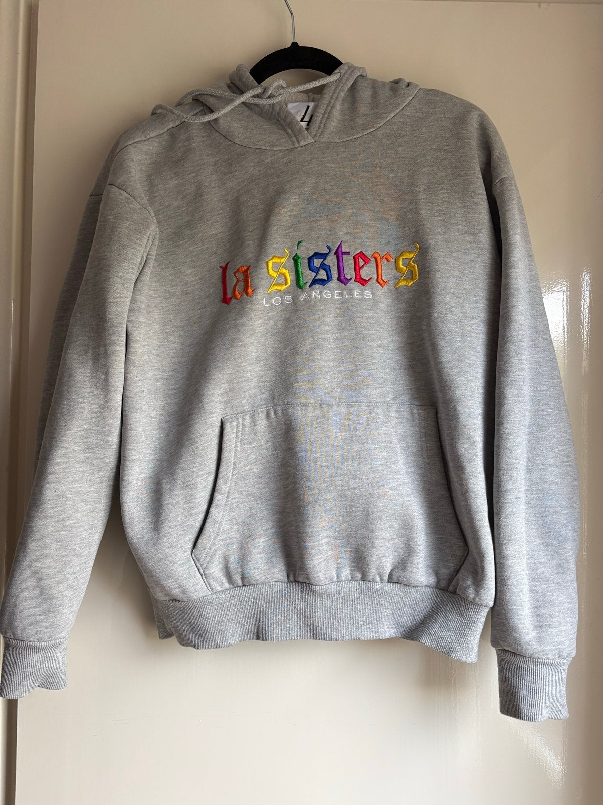 LA Sisters hoodie met kleurrijk logo - Maat XS, Kleding | Dames, Ophalen of Verzenden, Zo goed als nieuw, Maat 34 (XS) of kleiner