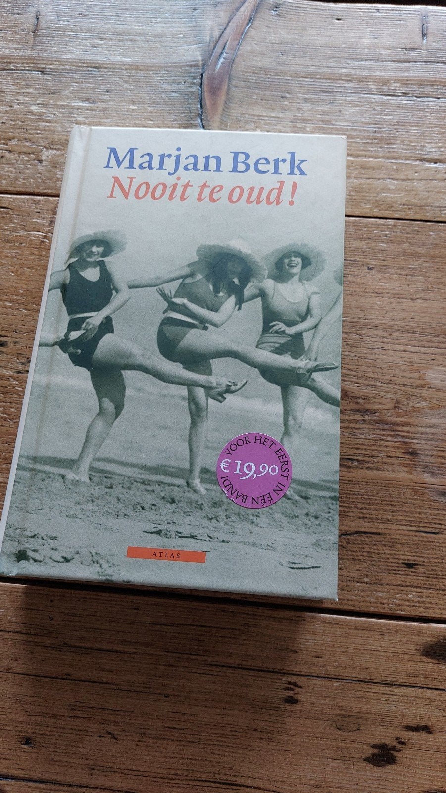 Boek: Nooit te oud! Marjan Berk, Boeken, Romans, Gelezen, Nederland, Ophalen of Verzenden