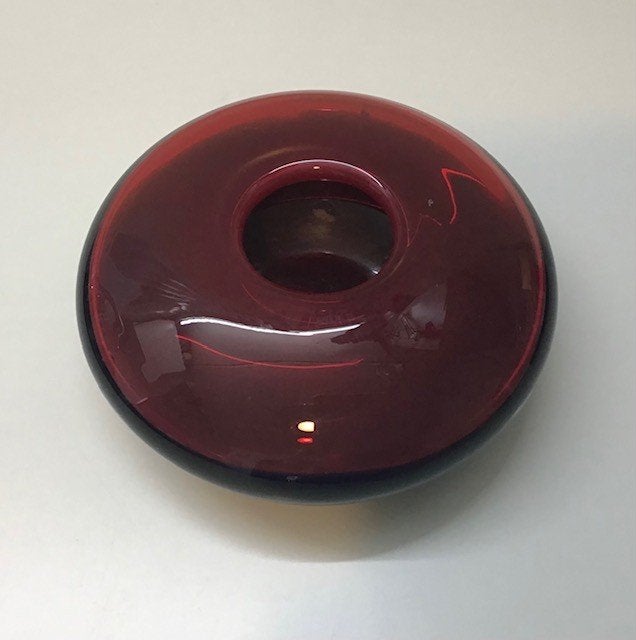 Mooie geblazen rode glazen vaas jaren 90 - Discus model, Huis en Inrichting, Woonaccessoires | Vazen, Ophalen of Verzenden, 5 cm