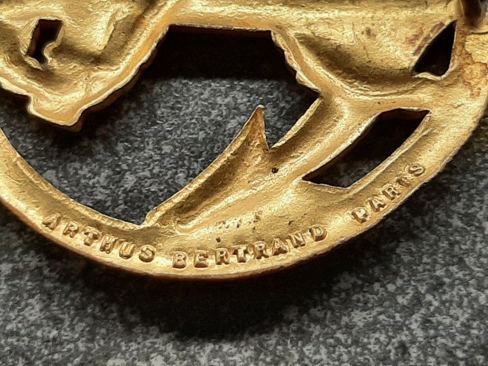 Frankrijk  - Cap Badge Marine/ Arthus Bertrand Paris., Ophalen of Verzenden, Overige gebieden, Embleem of Badge