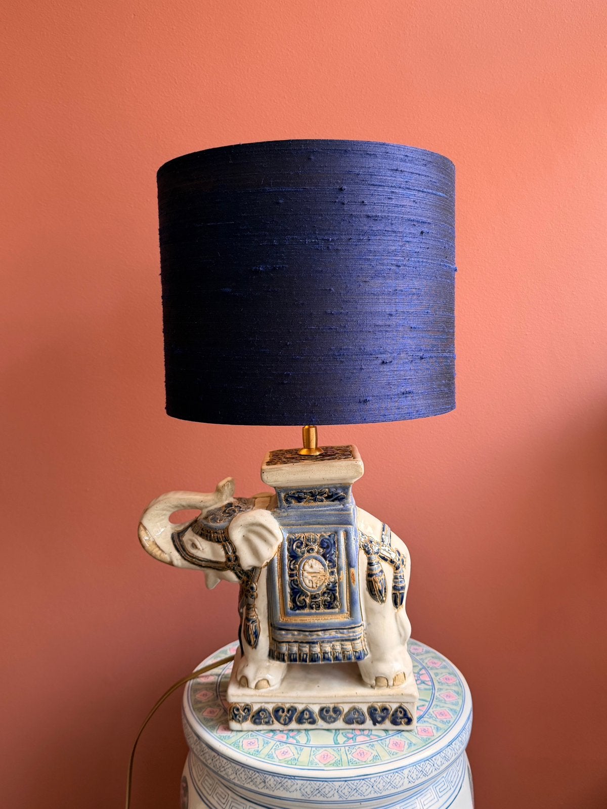 Chinese olifant-lamp met donkerblauwe ruwe zijden kap dia 25, Blauw, Vintage, Nieuw, Sfeerlamp