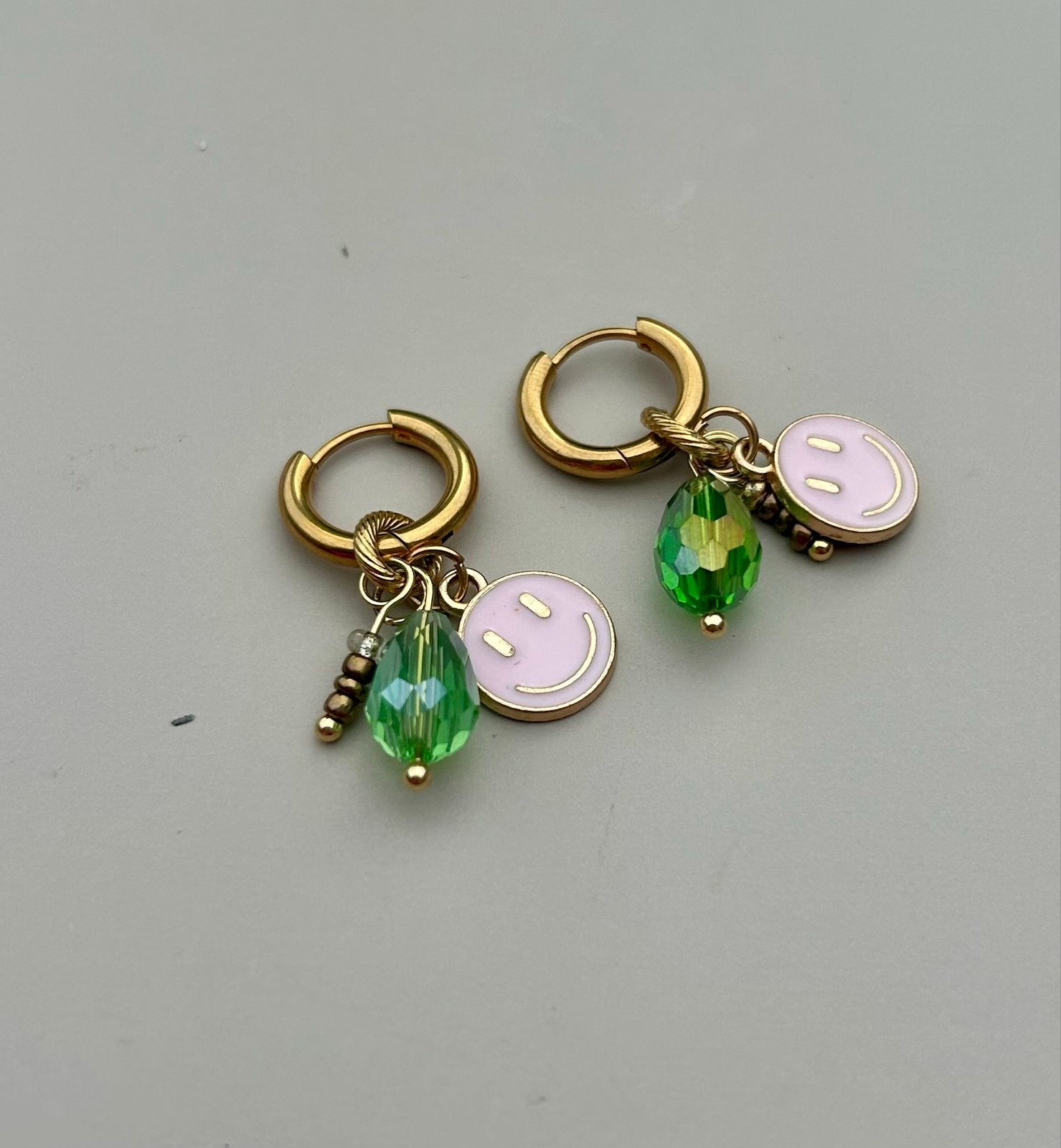 Gouden oorbellen met smiley en groene kraal, Met kristal, Overige materialen, Hangers, Nieuw