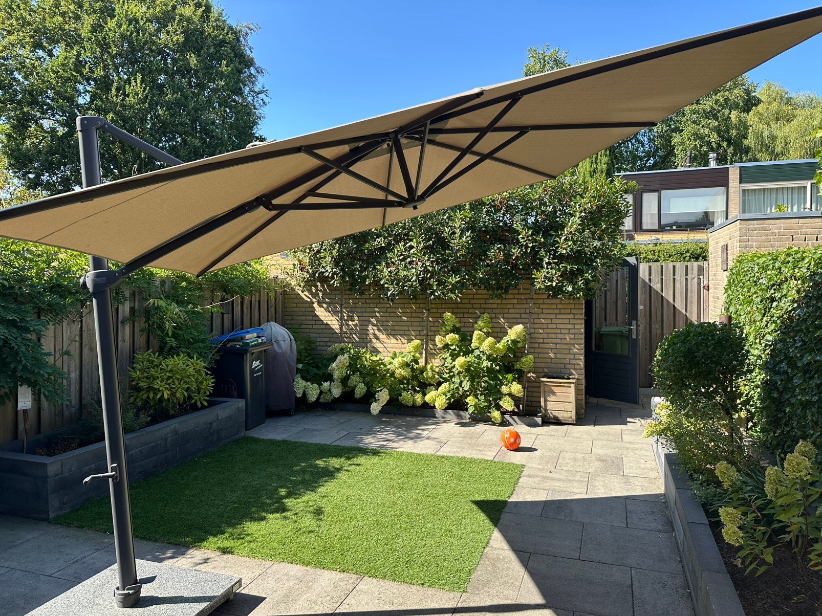 4 Seasons Siësta Zweefparasol 300x300 Taupe met 90kg voet, Ophalen, Verstelbaar, 3 tot 4 meter, Zweefparasol