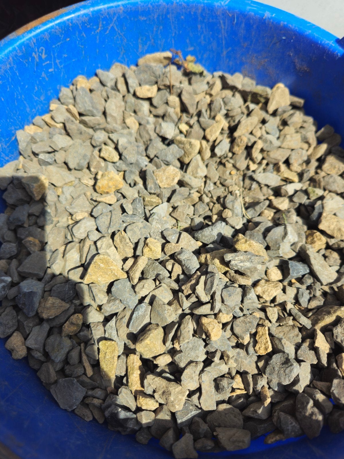 20 zakken basalt en lichte steensoort grind - ruim 6m2, Ophalen