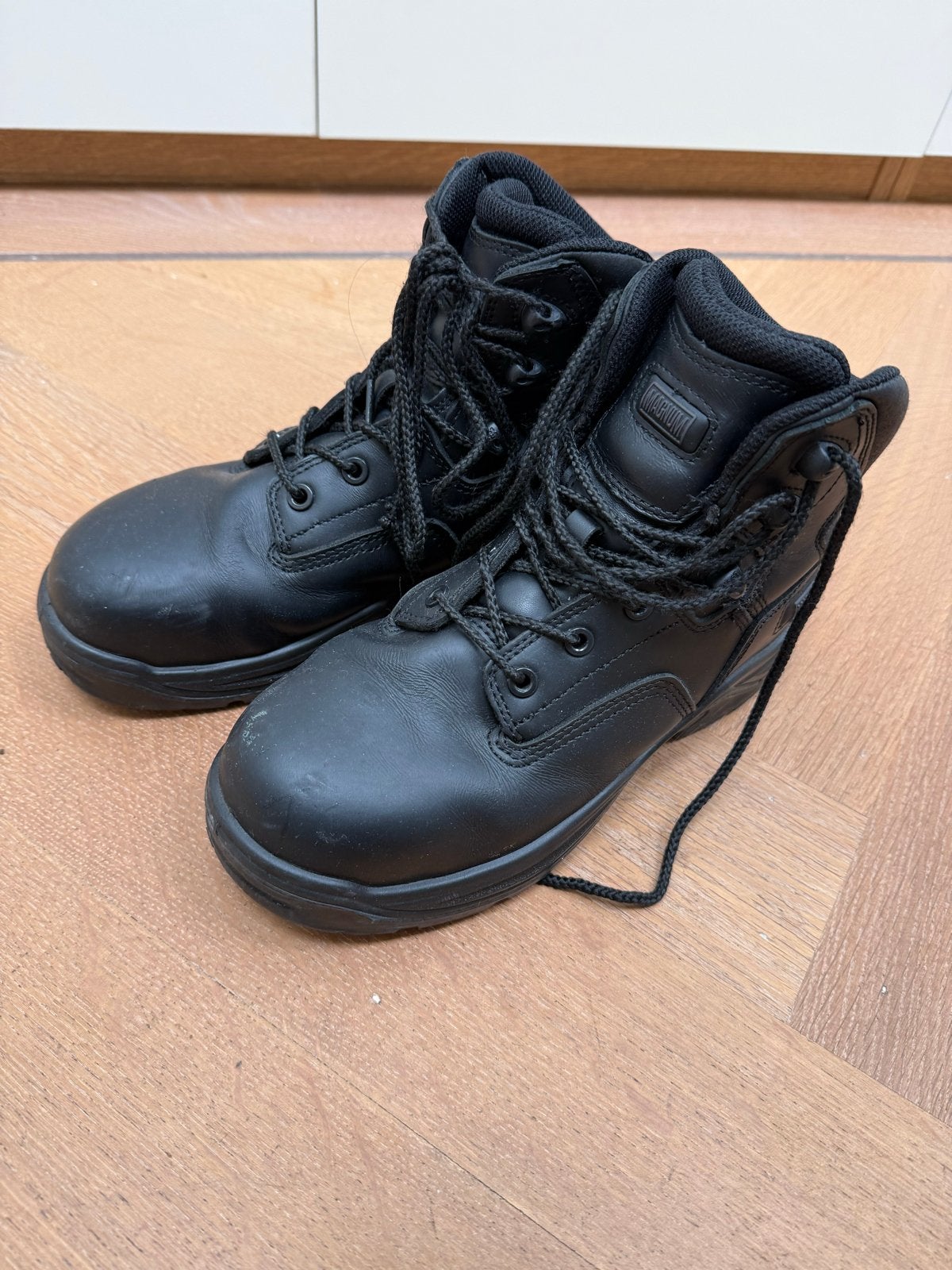 Magnum stalen neus schoenen - Maat 38, Ophalen of Verzenden, Zo goed als nieuw