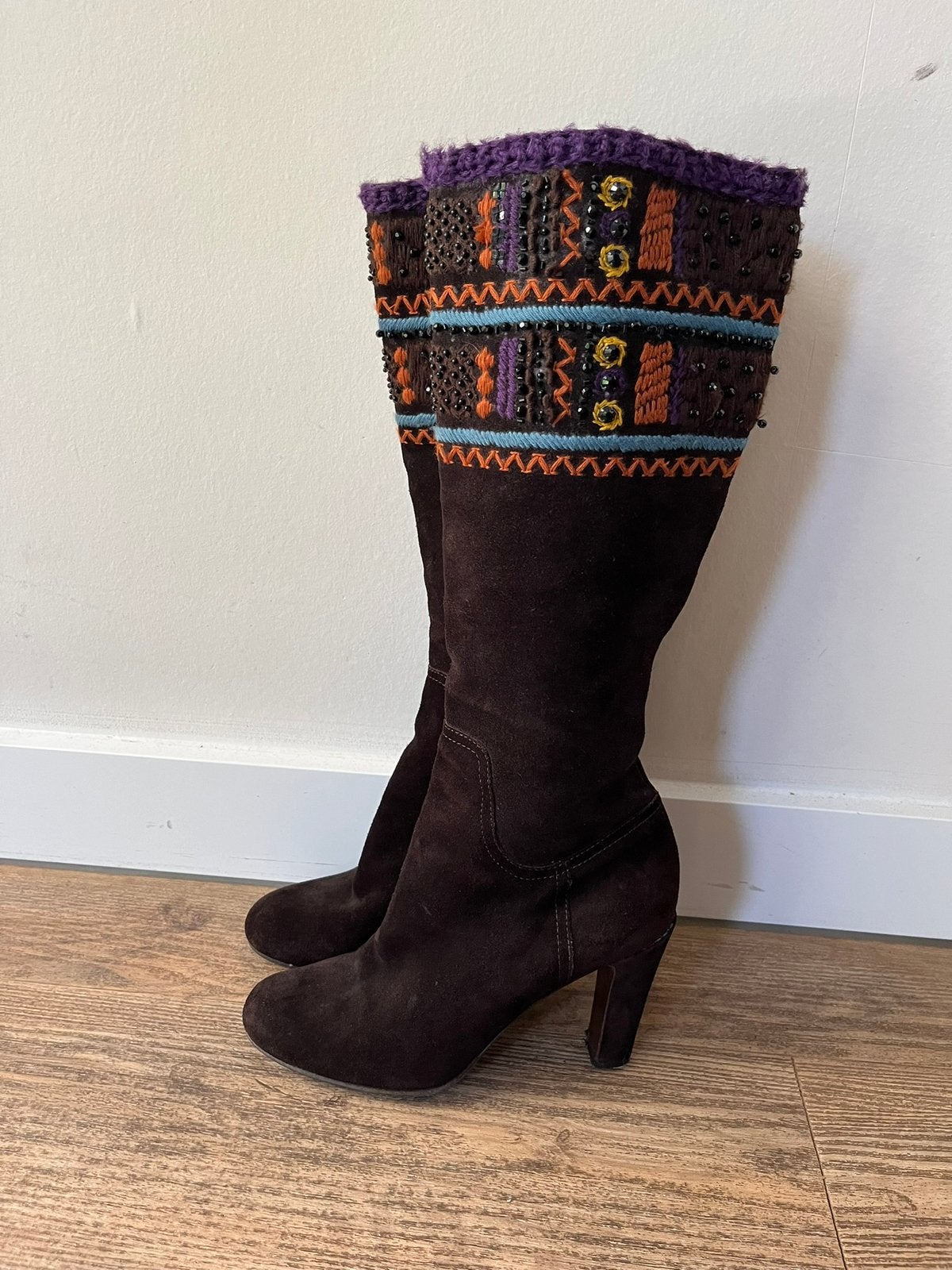 Miu Miu hoge suede leren laarzen hak maat 37 borduursels, Kleding | Dames, Hoge laarzen, Bruin, Ophalen of Verzenden, Zo goed als nieuw