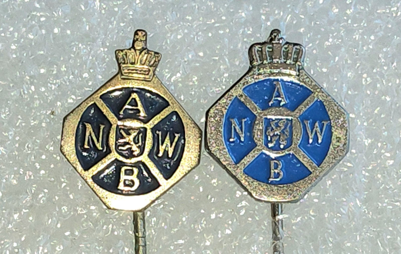 2 ANWB Speldjes - Vintage Collectie, Verzamelen, Ophalen of Verzenden, Gebruikt, Merk, Speldje of Pin