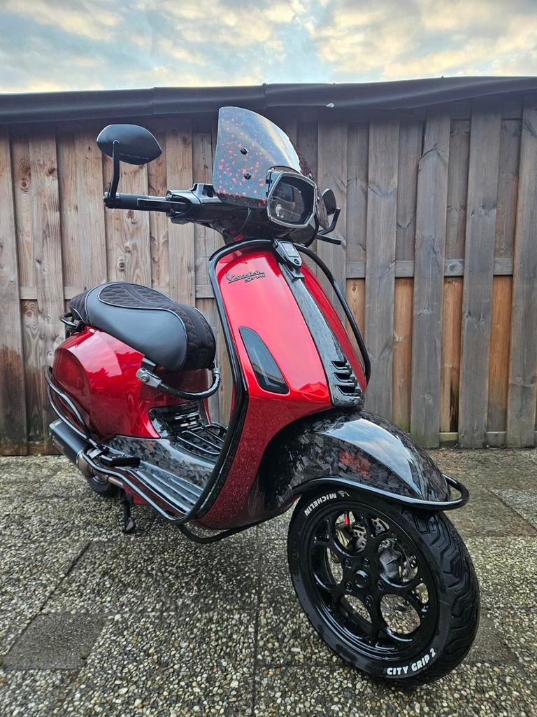 Zeer unieke Vespa Sprint -Candy red- 2024 E5 IGET, Fietsen en Brommers, Scooters | Vespa, Ophalen, Overige modellen, Maximaal 45 km/u